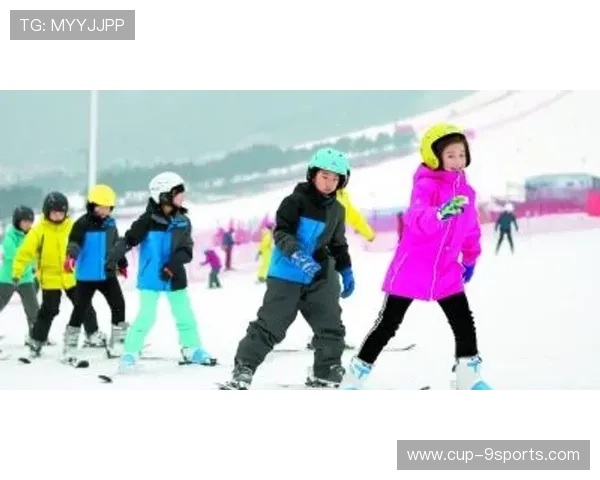冰雪运动俱乐部推动少儿滑雪课程的区域性推广试点，冰雪运动培训机构